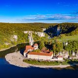 Die Weltenburger Enge ist ein enges, bis zu 70 Meter tief in Kalksteine des Oberen Jura eingeschnittenes Durchbruchstal, das heute von der Donau durchflossen wird. Das enge Tal zeichnet sich durch imposante Felsufer aus, Überresten von Korallen und Schwämmen eines einst flachen, subtropischen Meeres. Wegen seiner herausragenden landschaftlichen Schönheit erhob König Ludwig I. das Tal schon 1840  zum ersten Naturschutzgebiet Bayerns.