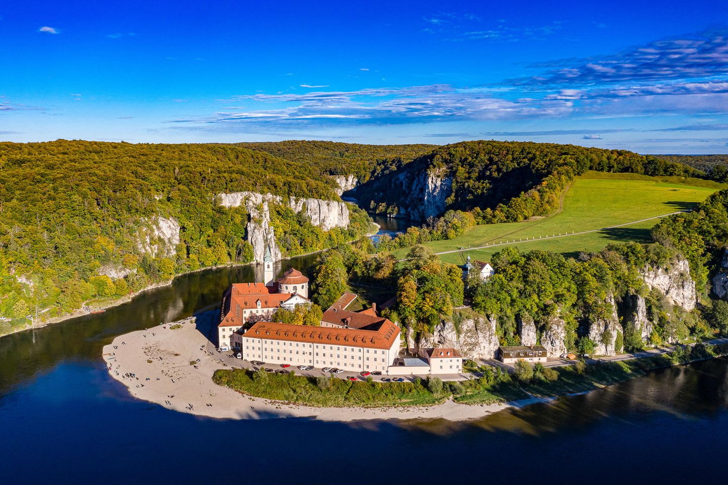 Weltenburger Enge (Bayern) Die Weltenburger Enge ist ein enges, bis zu 70 Meter tief in Kalksteine des Oberen Jura eingeschnittenes Durchbruchstal, das heute von der Donau durchflossen wird. Das enge Tal zeichnet sich durch imposante Felsufer aus, Überresten von Korallen und Schwämmen eines einst flachen, subtropischen Meeres. Wegen seiner herausragenden landschaftlichen Schönheit erhob König Ludwig I. das Tal schon 1840 zum ersten Naturschutzgebiet Bayerns.