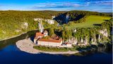 Die Weltenburger Enge ist ein enges, bis zu 70 Meter tief in Kalksteine des Oberen Jura eingeschnittenes Durchbruchstal, das heute von der Donau durchflossen wird. Das enge Tal zeichnet sich durch imposante Felsufer aus, Überresten von Korallen und Schwämmen eines einst flachen, subtropischen Meeres. Wegen seiner herausragenden landschaftlichen Schönheit erhob König Ludwig I. das Tal schon 1840  zum ersten Naturschutzgebiet Bayerns.
