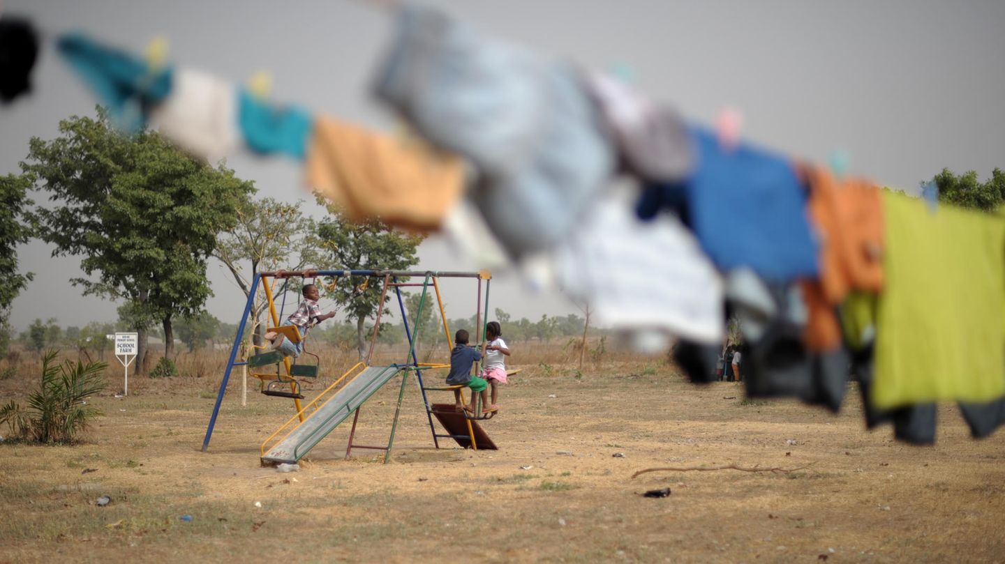 In vielen Ländern mit niedrigem und mittlerem Einkommen – hier Nigeria – lauert die Blei-Gefahr an alltäglichen Orten, beispielsweise aufgrund von bleihaltiger Farbe auf Spielplätzen 