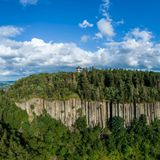 Eine markante, mächtige Basalt-Decke schützt am Scheibenberg darunter liegende, weichere Flusssedimente, darunter Kiese, Sande und Tone vor der Verwitterung. Die Gesteinsschichten bilden heute einen markanten Tafelberg – und boten vor mehr als 200 Jahren einen Anlass für bedeutende Gelehrte, über die Entstehung der Gesteine zu streiten.