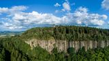 Eine markante, mächtige Basalt-Decke schützt am Scheibenberg darunter liegende, weichere Flusssedimente, darunter Kiese, Sande und Tone vor der Verwitterung. Die Gesteinsschichten bilden heute einen markanten Tafelberg – und boten vor mehr als 200 Jahren einen Anlass für bedeutende Gelehrte, über die Entstehung der Gesteine zu streiten.