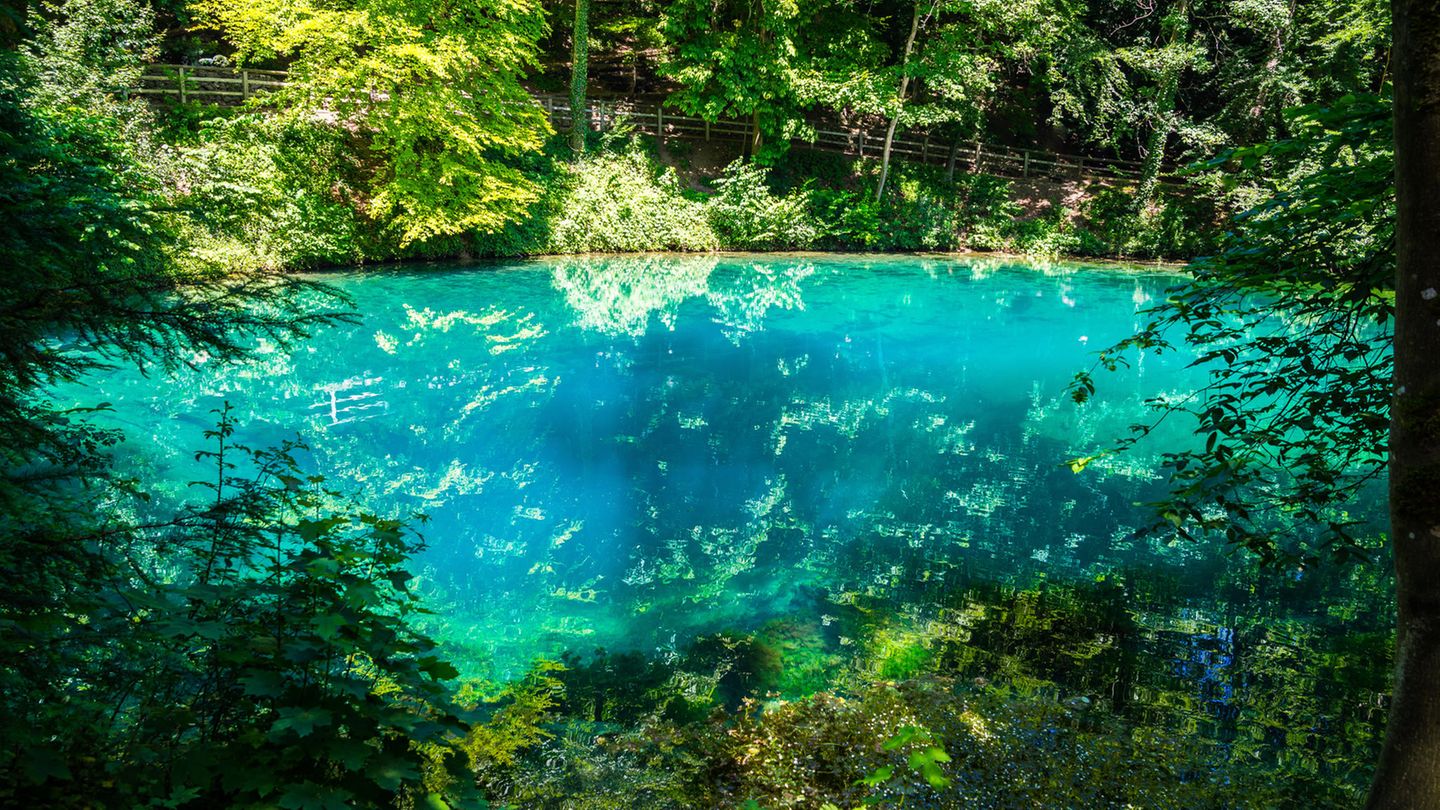 Karstlandschaft Blaubeurer Alb – Urdonautal (Baden-Württemberg) Die Blaubeurer Alb und das Urdonautal sind geprägt von markanten Karstformen wie Höhlen, tief eingeschnittenen Trockentälern, Karstfelsen und unzähligen Dolinen und großen Karstquellen, darunter der berühmte Blautopf in Blaubeuren (Foto).