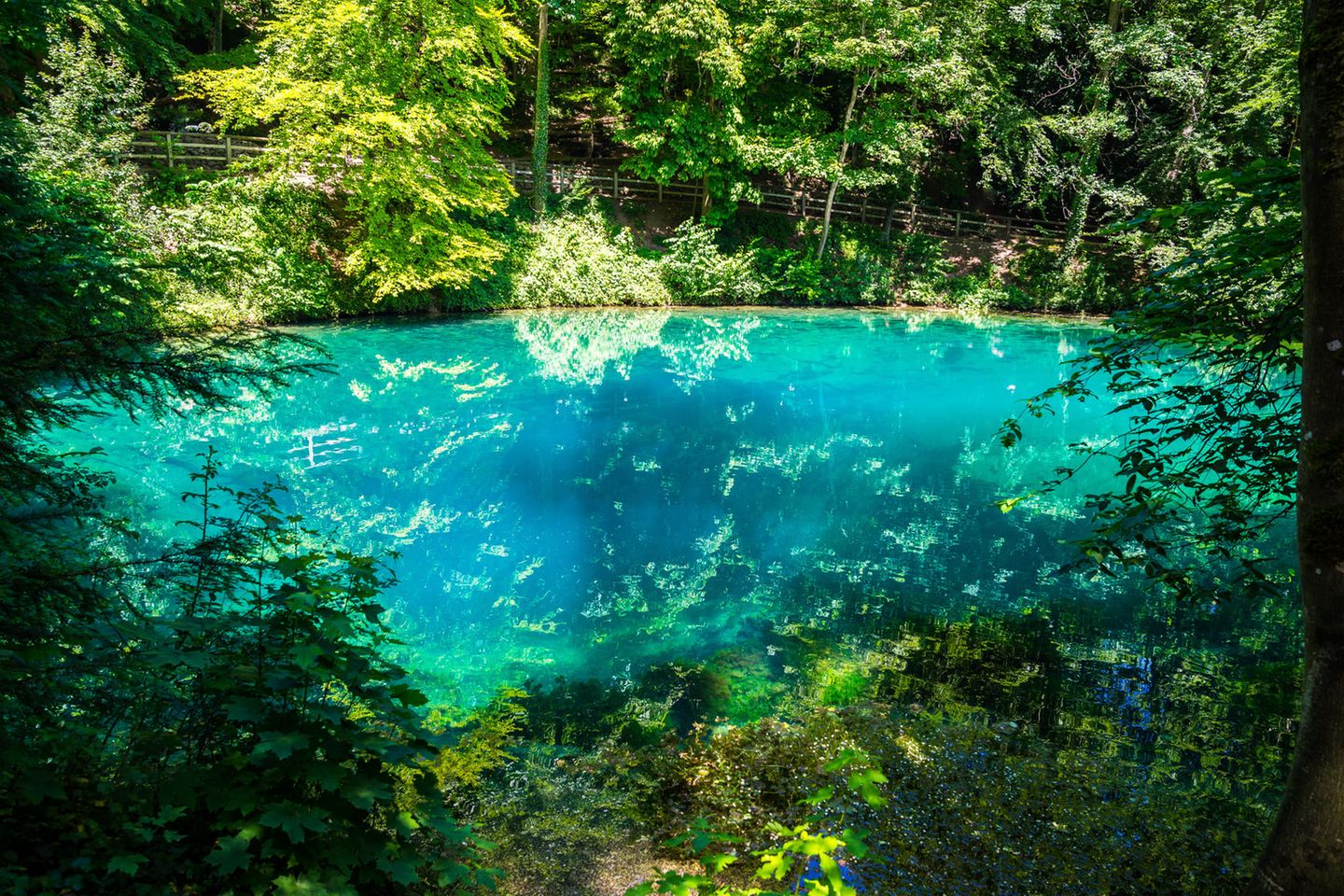 Karstlandschaft Blaubeurer Alb – Urdonautal (Baden-Württemberg) Die Blaubeurer Alb und das Urdonautal sind geprägt von markanten Karstformen wie Höhlen, tief eingeschnittenen Trockentälern, Karstfelsen und unzähligen Dolinen und großen Karstquellen, darunter der berühmte Blautopf in Blaubeuren (Foto).