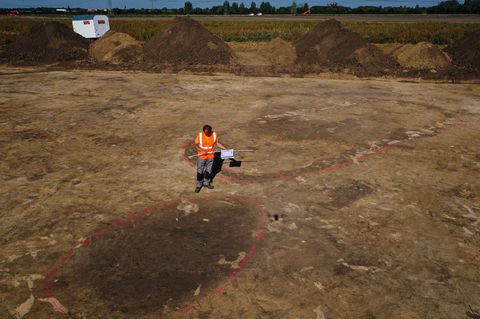 Der Archäologe Nikita Sirman vom Landesamt für Denkmalpflege und Archäologie vermisst und kartiert den mutmasslichen Grundriss eines Grubenhauses