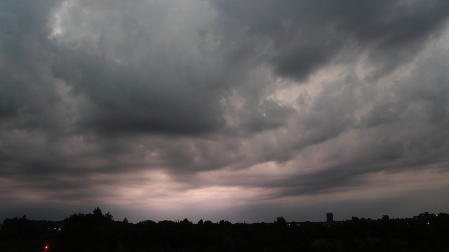 Wetterleuchten über Berlin bei Nacht