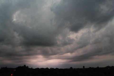 Wetterleuchten über Berlin bei Nacht