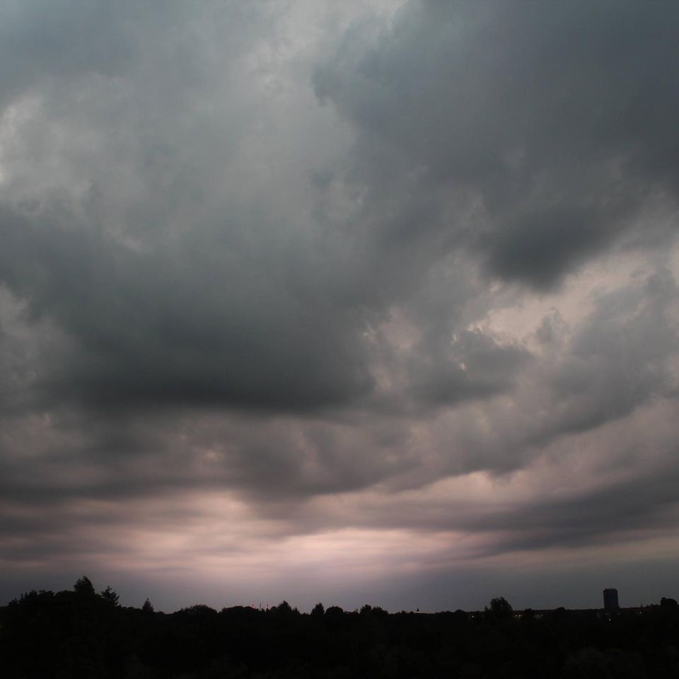 Wetterleuchten über Berlin bei Nacht