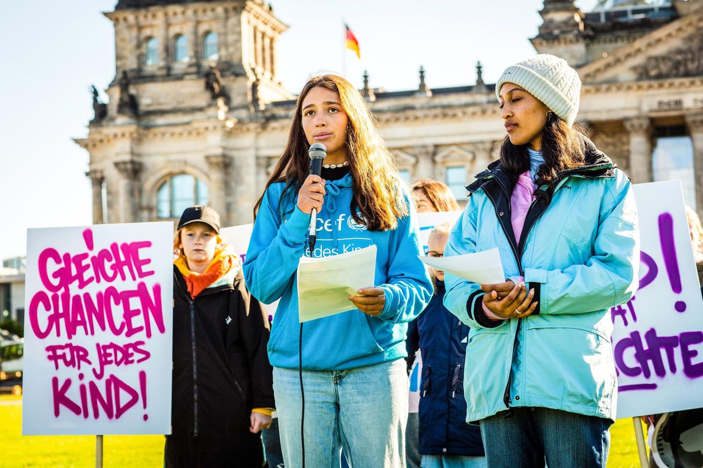 Protestierende vor dem Reichstag