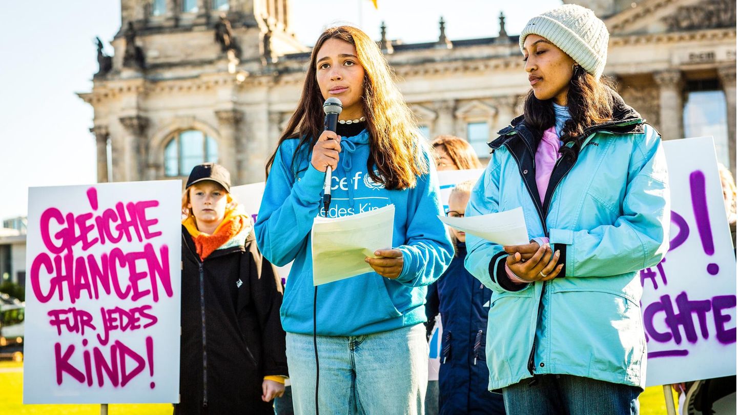 Protestierende vor dem Reichstag