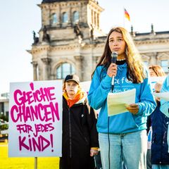 Protestierende vor dem Reichstag