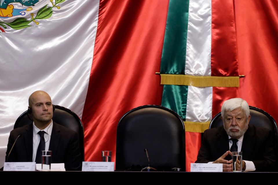 Jaime Maussan (rechts) ist mit seinen Ufo-Geschichten in Mexiko zum Fernsehpromi aufgestiegen. Anwesend bei der Anhörung in Mexiko ist auch Ryan Graves (links), der vor wenigen Wochen im US-Kongress angebliche Ufo-Sichtungen enthüllte