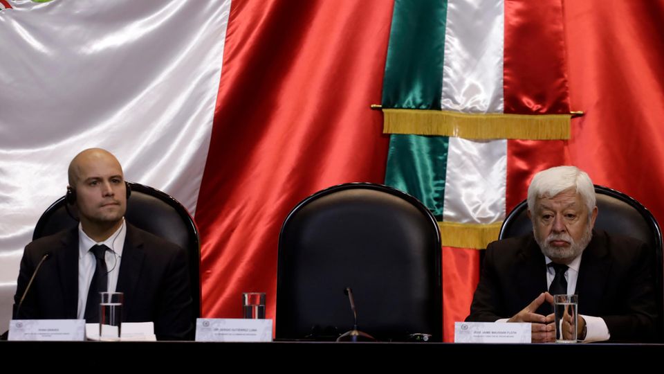 Skurrile Show in Mexiko: Jaime Maussan (rechts) ist mit seinen Ufo-Geschichten in Mexiko zum Fernsehpromi aufgestiegen. Anwesend bei der Anhörung in Mexiko ist auch Ryan Graves (links), der vor wenigen Wochen im US-Kongress angebliche Ufo-Sichtungen enthüllte Jaime Maussan (rechts) ist mit seinen Ufo-Geschichten in Mexiko zum Fernsehpromi aufgestiegen. Anwesend bei der Anhörung in Mexiko ist auch Ryan Graves (links), der vor wenigen Wochen im US-Kongress angebliche Ufo-Sichtungen enthüllte