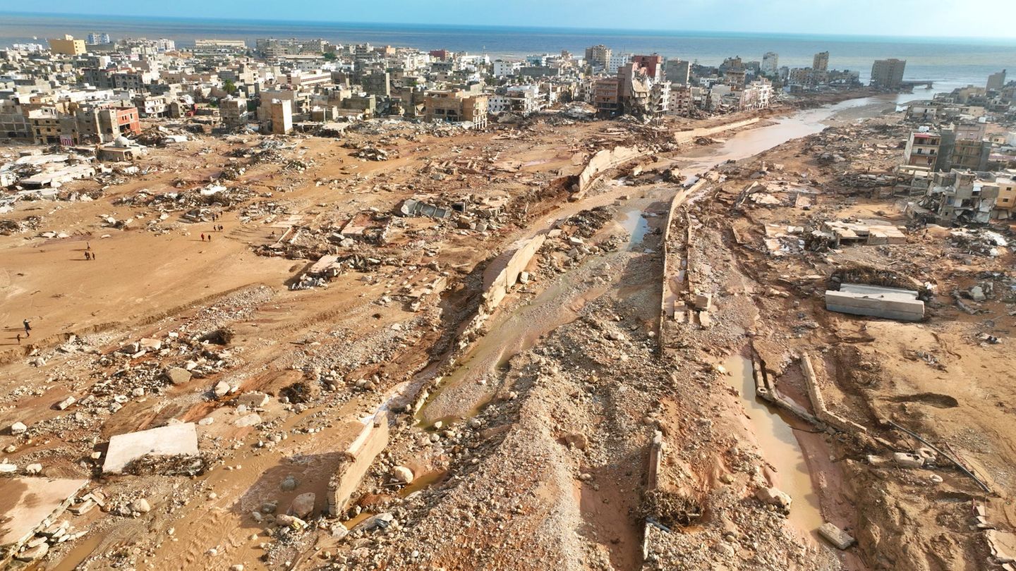 Zerstörte Häuser in der verwüsteten Hafenstadt Darna: Nach dem verheerenden Unwetter in Libyen wird das Ausmaß der Zerstörung langsam sichtbar. Nach Worten eines Sprechers des Innenministeriums einer der beiden rivalisierenden Regierungen in dem Bürgerkriegsland wurden bei den Überschwemmungen Tausende Menschen in den Tod gerissen