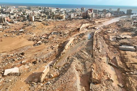 Zerstörte Häuser in der verwüsteten Hafenstadt Darna: Nach dem verheerenden Unwetter in Libyen wird das Ausmaß der Zerstörung langsam sichtbar. Nach Worten eines Sprechers des Innenministeriums einer der beiden rivalisierenden Regierungen in dem Bürgerkriegsland wurden bei den Überschwemmungen Tausende Menschen in den Tod gerissen
