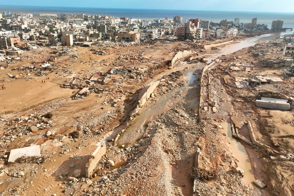 Zerstörte Häuser in der verwüsteten Hafenstadt Darna: Nach dem verheerenden Unwetter in Libyen wird das Ausmaß der Zerstörung langsam sichtbar. Nach Worten eines Sprechers des Innenministeriums einer der beiden rivalisierenden Regierungen in dem Bürgerkriegsland wurden bei den Überschwemmungen Tausende Menschen in den Tod gerissen  1.7778