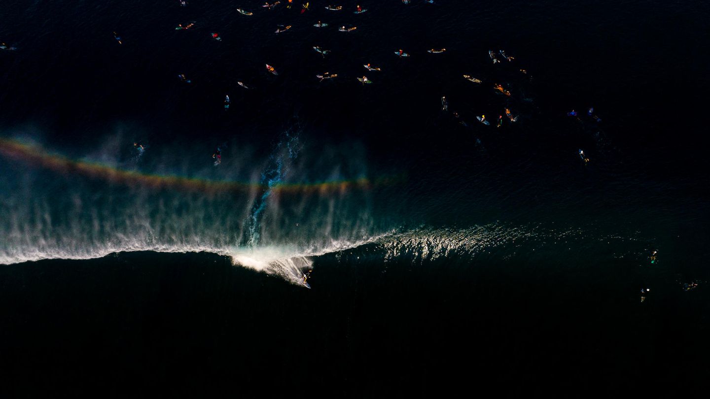 Oahu ist eine der acht Hauptinseln des Hawaii-Archipels. Hier fotografierte Todd Glaser einen Surfer – und einen Regenbogen auf der Welle, die er reitet