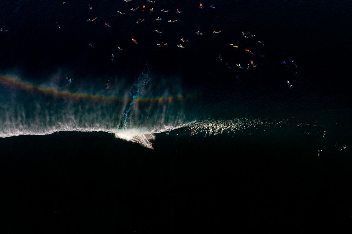 Oahu ist eine der acht Hauptinseln des Hawaii-Archipels. Hier fotografierte Todd Glaser einen Surfer – und einen Regenbogen auf der Welle, die er reitet