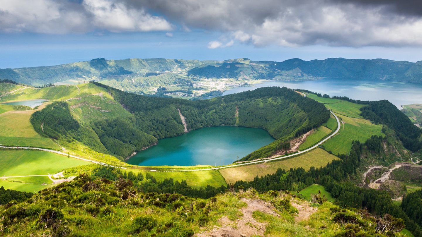 Ein Vulkrakratersee auf Sao Miguel