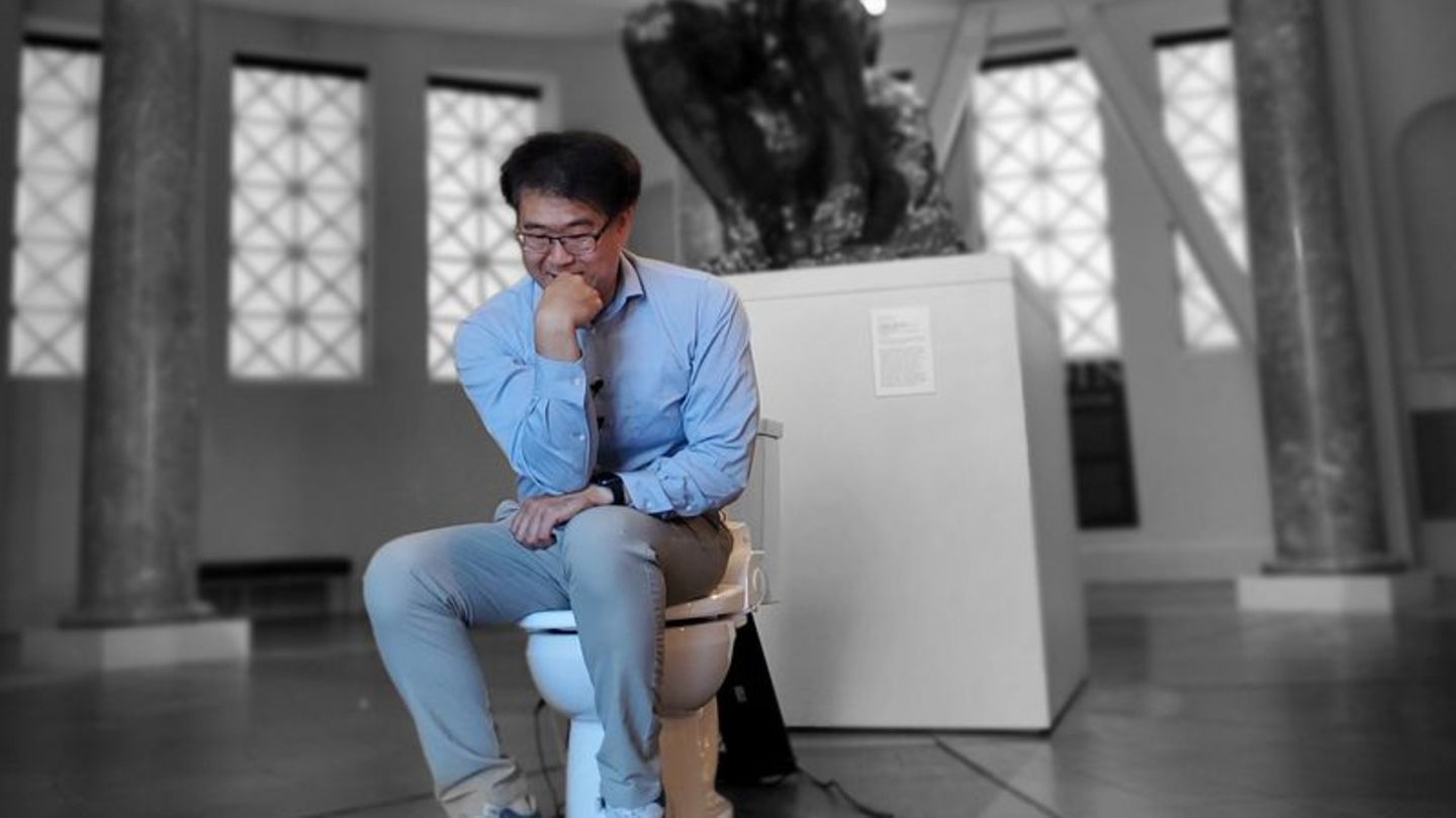 Forscher Seung-min Park auf seinem Klo sitzend