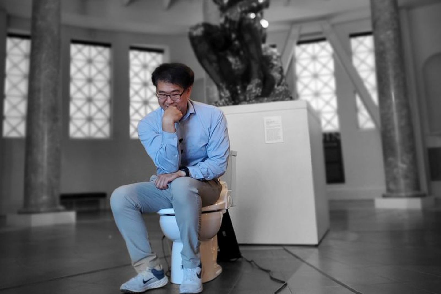 Forscher Seung-min Park auf seinem Klo sitzend