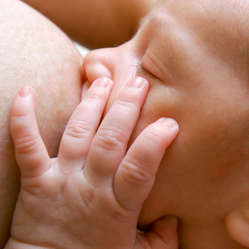 Ein Baby trinkt von der Brust seiner Mutter