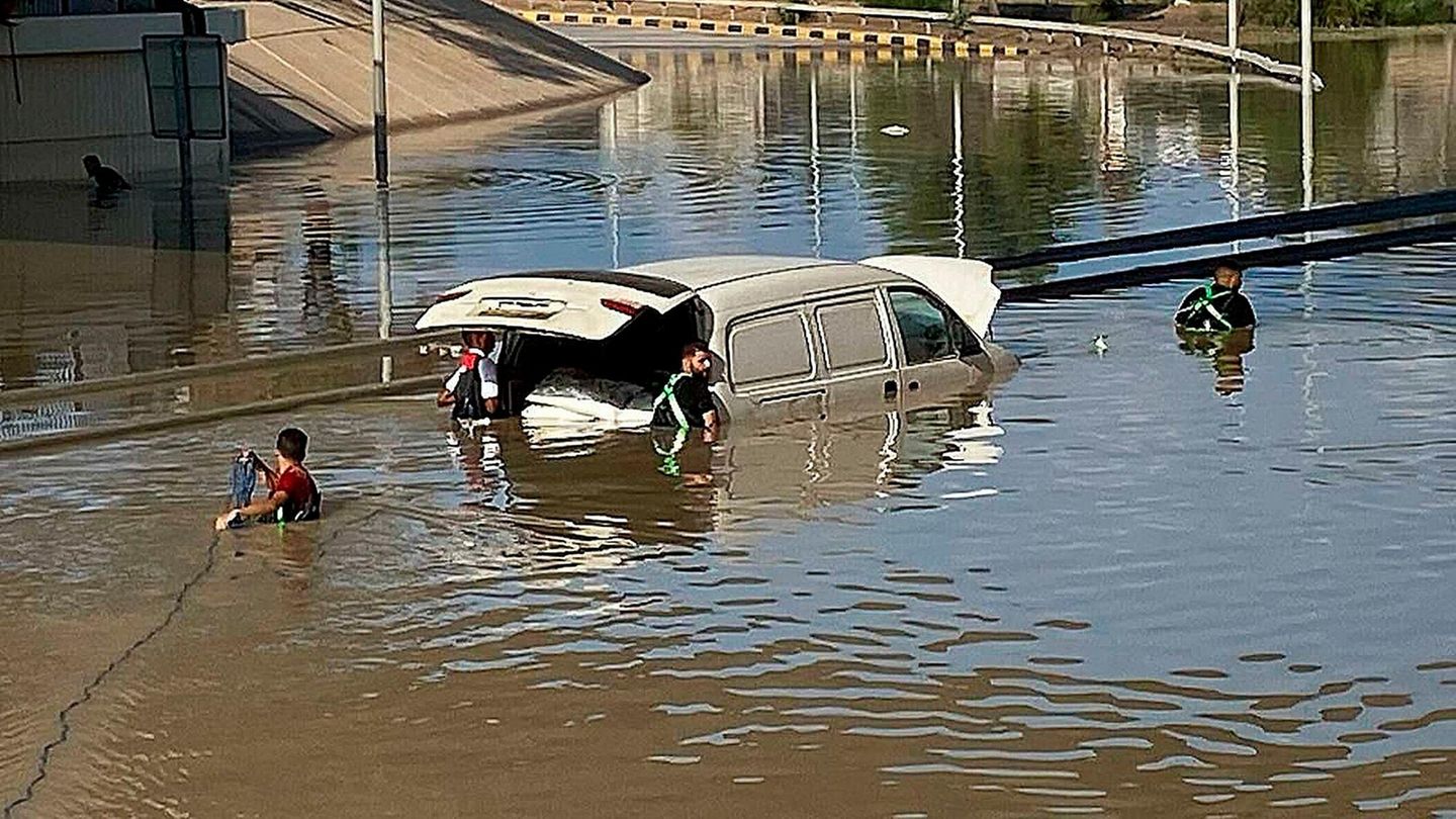Menschen in den Flutmassen nach Unwetter in Libyen
