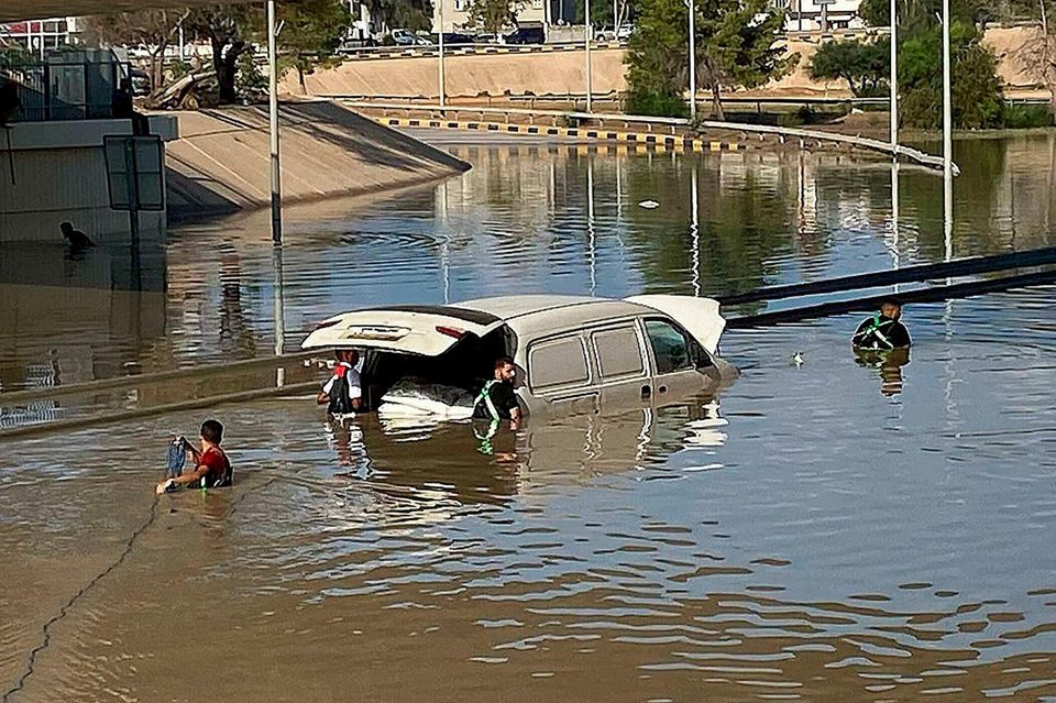 Menschen in den Flutmassen nach Unwetter in Libyen