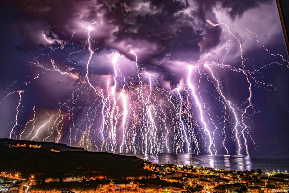 Im Schnitt 46-mal pro Sekunde. Dies entspricht etwa vier Millionen Blitzen pro Tag. Nicht in jedem Fall spannt sich dabei ein Lichtbogen zwischen Wolke und Erde, oft entlädt sich die Spannung auch innerhalb von Wolken – wie auf dieser Montage des Astrofotografen Uğur İkizler. Im Juni hielt er in der türkischen Küstenstadt Mudanya 50 Minuten lang die Blitze eines Gewitters fotografisch fest. Die Einzelaufnahmen montierte er zu einer spektakulären Szene. Bei diesem Gewitter blitzte es im Schnitt alle 30 Sekunden.  KW 37