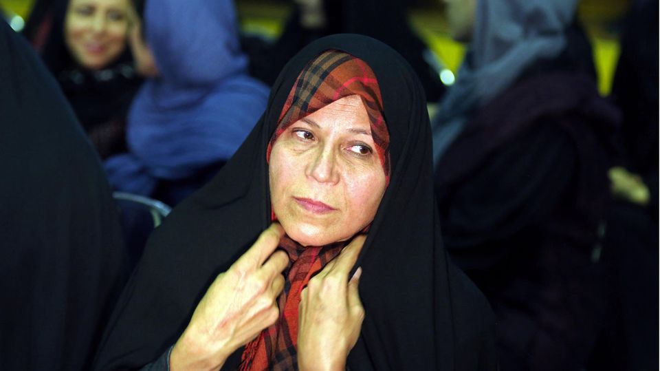 Faezeh Haschemi im Porträt. Faezeh Haschemi im Porträt.