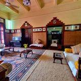 Raum mit Sitznischen und kleinen Tischen