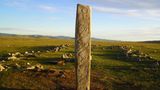 Mit Hirschen verzierter Monolith in Steppe