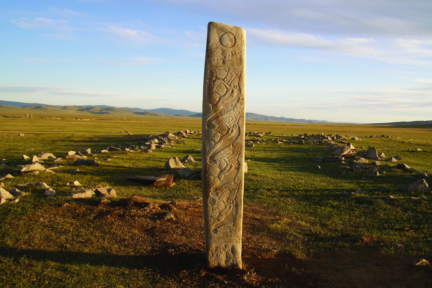 Hirschsteine und zugehörige Stätten der Bronzezeit (Mongolei) Mit Hirschen verzierter Monolith in Steppe