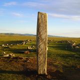 Mit Hirschen verzierter Monolith in Steppe