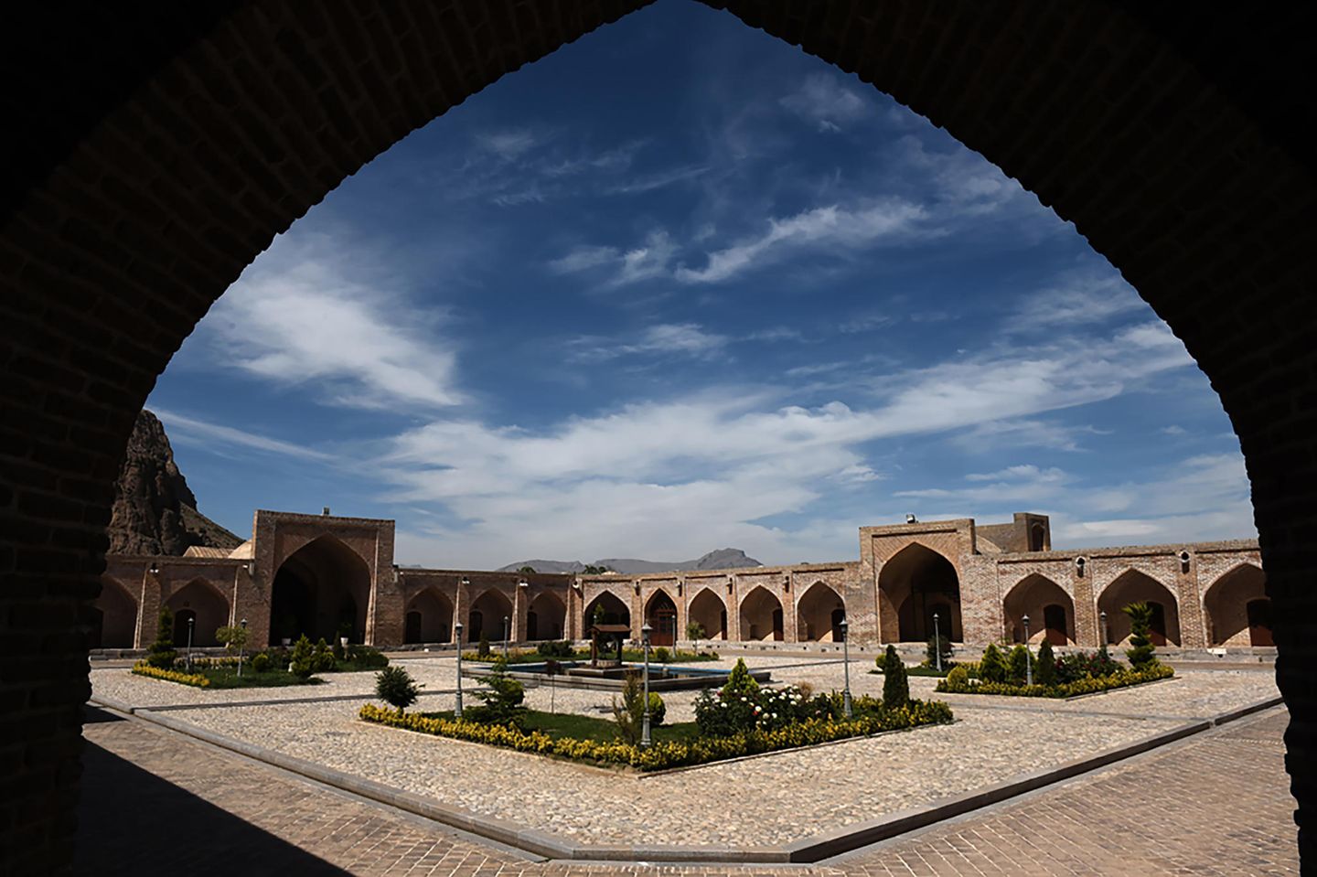 Die persische Karawanserei (Iran) Gepflasterter Innenhof einer Karawanserei