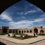 Gepflasterter Innenhof einer Karawanserei