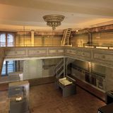 Großer Raum mit Wandschmuck