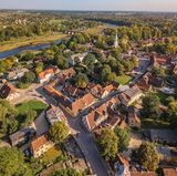 Die alte Hansestadt Kuldīga blickt auf eine mehr als 750-jährige Geschichte zurück. Der Ort war unter dem Namen Goldingen Sitz und Verwaltungszentrum des ersten Herzogs von Kurland und Semgallen, dessen Nachfolger zwischen 1561 und 1795 große Teile des Baltikums regierten. In der an der Schnittstelle verschiedener Handelswege zwischen Russland und dem Ostseeraum gelegenen Stadt ließen sich viele Kaufleute und Handwerker nieder und beeinflussten lokale Bautraditionen