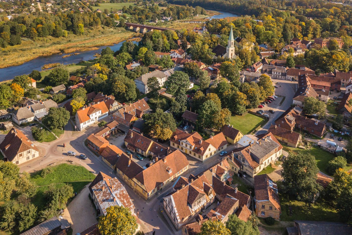 Kuldīga in Kurland (Lettland) Die alte Hansestadt Kuldīga blickt auf eine mehr als 750-jährige Geschichte zurück. Der Ort war unter dem Namen Goldingen Sitz und Verwaltungszentrum des ersten Herzogs von Kurland und Semgallen, dessen Nachfolger zwischen 1561 und 1795 große Teile des Baltikums regierten. In der an der Schnittstelle verschiedener Handelswege zwischen Russland und dem Ostseeraum gelegenen Stadt ließen sich viele Kaufleute und Handwerker nieder und beeinflussten lokale Bautraditionen