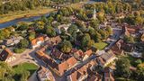 Die alte Hansestadt Kuldīga blickt auf eine mehr als 750-jährige Geschichte zurück. Der Ort war unter dem Namen Goldingen Sitz und Verwaltungszentrum des ersten Herzogs von Kurland und Semgallen, dessen Nachfolger zwischen 1561 und 1795 große Teile des Baltikums regierten. In der an der Schnittstelle verschiedener Handelswege zwischen Russland und dem Ostseeraum gelegenen Stadt ließen sich viele Kaufleute und Handwerker nieder und beeinflussten lokale Bautraditionen