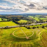 Kreisförmige Anlage auf Rasen