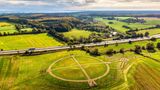 Kreisförmige Anlage auf Rasen