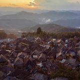 Eng bebautes Dorf an Waldrand