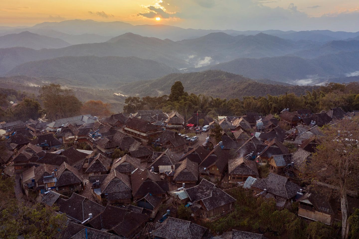 Kulturlandschaft der alten Teewälder des Jingmai-Berges in Pu’er (China) Eng bebautes Dorf an Waldrand