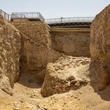 Ausgrabung zeigt Überreste einer Steinmauer
