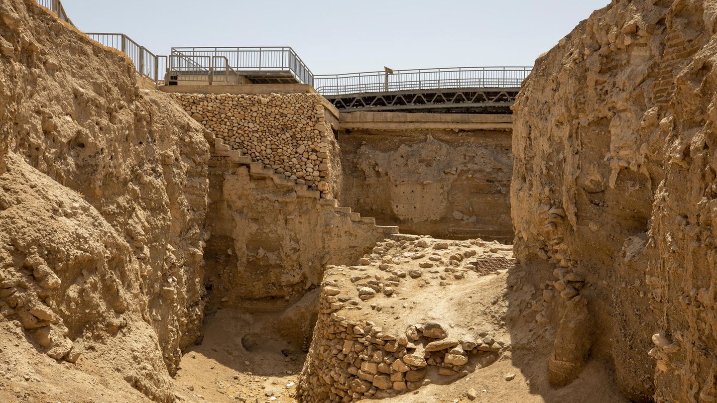 Das antike Jericho / Tell es-Sultan (Palästinensische Gebiete) Ausgrabung zeigt Überreste einer Steinmauer