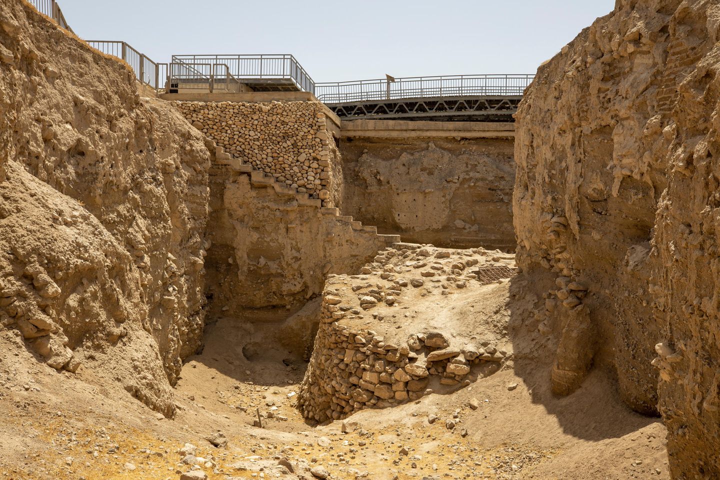 Das antike Jericho / Tell es-Sultan (Palästinensische Gebiete) Ausgrabung zeigt Überreste einer Steinmauer