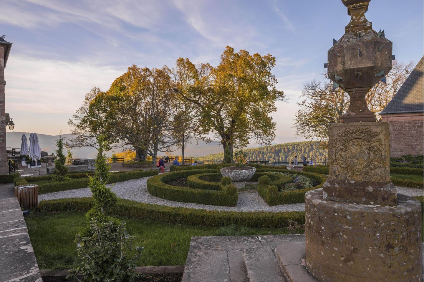 Sanctuaire du Mont Saint Odile, in der Nähe von Strasburg im Elsass Barockgarten mit Wegerundkurs, Buchsbäumchen, Bäumen und Brunnen.