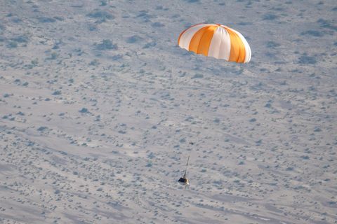 Was in einem Test gut funktionierte, soll auch am Sonntag klappen: Ein Modell der Probenkapsel gleitet über der Wüste in Utah zu Boden