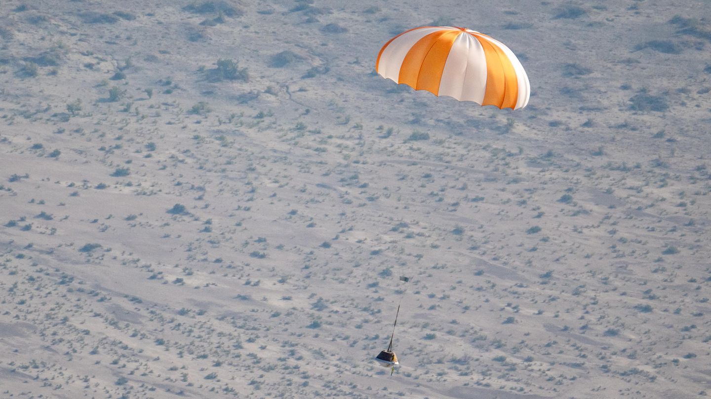 Was in einem Test gut funktionierte, soll auch am Sonntag klappen: Ein Modell der Probenkapsel gleitet über der Wüste in Utah zu Boden